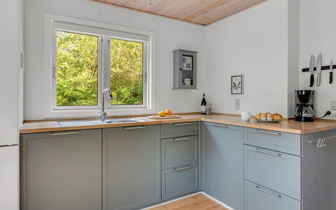 Elenora - 200M from the Sea: Keuken, Flooring, Hout, Countertop, Toestel Van De Keuken, Cabinetry, Interieur Ontwerp, Verdieping, Meubilair, Major Appliance