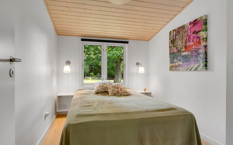 Elenora - 200M from the Sea: Interieur Ontwerp, Bed, Slaapkamer, Meubilair, Muur, Flooring, Hout, Plafond, Verdieping, Laken