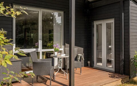 Elenora - 200M from the Sea: Hout, Deur, Meubilair, Flooring, Huis, Siding, Hardwood, Veranda, Beits, Stoel