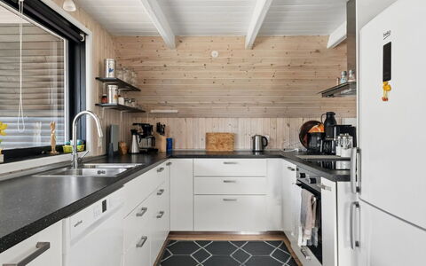 Ilsebeth - from the Sea: Keuken, Countertop, Toestel Van De Keuken, Hout, Major Appliance, Flooring, Huishoudapparatuur, Interieur Ontwerp, Plafond, Cabinetry
