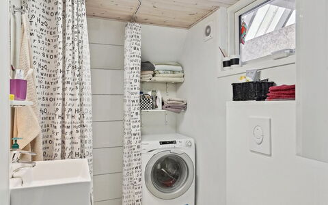 Ilsebeth - from the Sea: Wasmachine, Wasruimte, Interieur Ontwerp, Wasdroger, Flooring, Verdieping, Major Appliance, Kamer, Laundry, Plafond