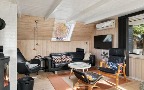 Ilsebeth - from the Sea: Hout, Meubilair, Interieur Ontwerp, Flooring, Woonkamer, Plafond, Huis, Kamer, Verdieping, Bankstel