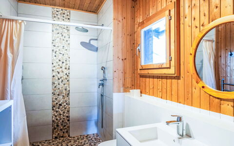Les Marmottes: Flooring, Hout, Verdieping, Interieur Ontwerp, Loodgieterswerkinrichting, Plafond, Badkamer, Verlichting, Kraan, Kamer