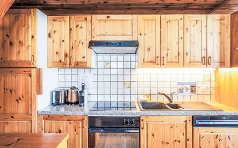 Les Marmottes: Hout, Keuken, Cabinetry, Major Appliance, Beits, Countertop, Freezing, Sneeuw, Hardwood, Toestel Van De Keuken
