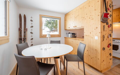 Casa Collina 5I-02: Meubilair, Interieur Ontwerp, Flooring, Hout, Plafond, Verdieping, Tafel, Keuken En Eettafel, Verlichting, Eetkamer