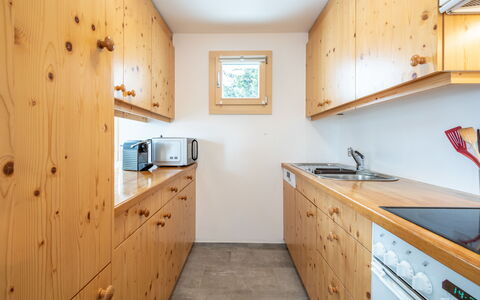 Casa Collina 5I-02: Hout, Keuken, Plafond, Interieur Ontwerp, Flooring, Countertop, Cabinetry, Kamer, Beits, Lade