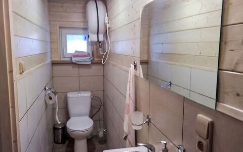 Velke Karlovice 300: Flooring, Hout, Verdieping, Loodgieterswerkinrichting, Wastafel In De Badkamer, Toilet, Badkamer, Wastafel, Wc Bril, Kamer