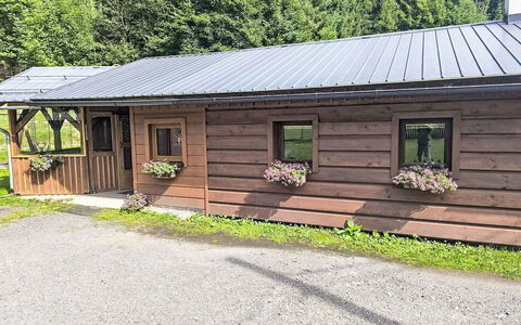 Velke Karlovice 300: Hout, Dak, Verblijf, Huis, Huis, Siding, Landelijk Gebied, Deur, Schuur, Garden Gebouwen