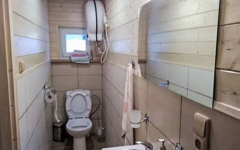 Velke Karlovice 300: Hout, Flooring, Verdieping, Loodgieterswerkinrichting, Wc Bril, Badkamer, Toilet, Wastafel In De Badkamer, Kamer, Deur