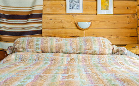 Kivalikkolampi: Meubilair, Hout, Slaapkamer, Laken, Bed, Interieur Ontwerp, Bedding, Linens, Textiel, Verdieping