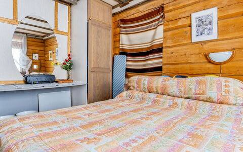 Kivalikkolampi: Hout, Beits, Slaapkamer, Linens, Hardwood, Bedding, Laken, Blokhut, Bed, Plank