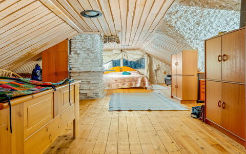 Kivalikkolampi: Hout, Plafond, Slaapkamer, Interieur Ontwerp, Meubilair, Kamer, Zolder, Verlichting, Huis, Bed