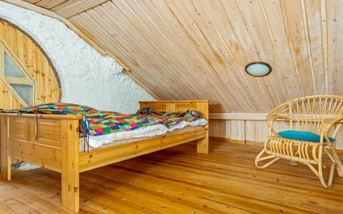 Kivalikkolampi: Flooring, Hout, Verdieping, Slaapkamer, Interieur Ontwerp, Meubilair, Plafond, Bed, Houten Vloer, Kamer