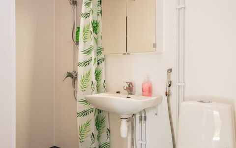 Heinävesi Homes D6: Loodgieterswerkinrichting, Badkamer, Interieur Ontwerp, Toilet, Wc Bril, Douchegordijn, Verdieping, Loodgieter, Kamer, Gordijn