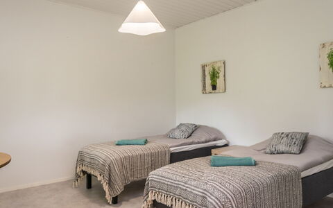 Heinävesi Homes D7: Interieur Ontwerp, Meubilair, Verdieping, Flooring, Bed, Slaapkamer, Hout, Plafond, Laken, Kamer