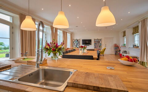 Alexander House: Meubilair, Interieur Ontwerp, Flooring, Verdieping, Hout, Keuken, Countertop, Plafond, Houten Vloer, Lichte Inrichting