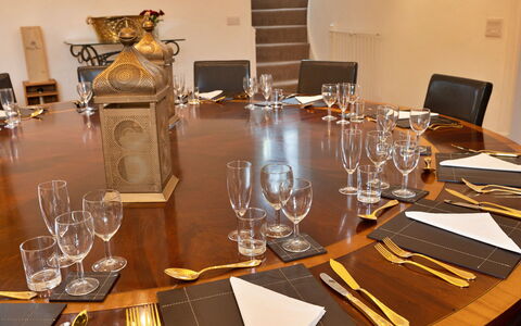 Alexander House: Meubilair, Tafel, Tableware, Glaswerk, Interieur Ontwerp, Stoel, Drinkware, Keuken En Eettafel, Eetkamer, Tafelkleed