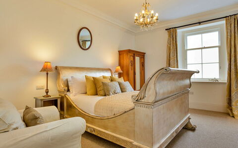 Alexander House: Interieur Ontwerp, Slaapkamer, Hout, Bed, Plafond, Meubilair, Flooring, Verdieping, Verlichting, Laken