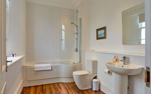 Alexander House: Flooring, Verdieping, Badkamer, Loodgieterswerkinrichting, Interieur Ontwerp, Bad, Loodgieter, Kraan, Toilet, Kamer