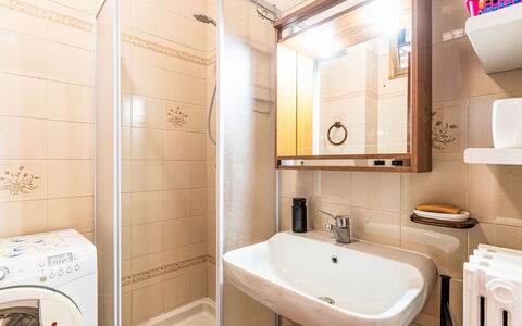 Il Nido: Interieur Ontwerp, Loodgieterswerkinrichting, Flooring, Badkamer, Wastafel In De Badkamer, Verdieping, Wastafel, Kraan, Kamer, Loodgieter