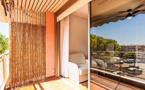 Il Nido: Hout, Interieur Ontwerp, Balkon, Beits, Schaduw, Stoel, Glas, Eco Hotel, Hardwood, Raambekleding