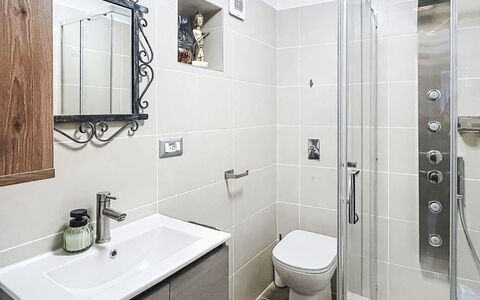 Bluhome: Badkamer, Loodgieterswerkinrichting, Interieur Ontwerp, Toilet, Wastafel, Flooring, Wastafel In De Badkamer, Kraan, Badkamerkast, Verdieping