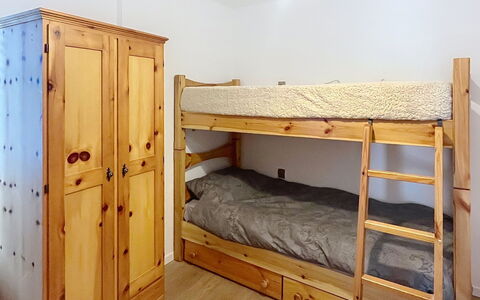 Bluhome: Hout, Meubilair, Bed, Slaapkamer, Flooring, Verdieping, Stapelbed, Kamer, Interieur Ontwerp, Bedding