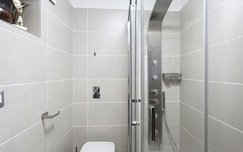 Bluhome: Badkamer, Loodgieterswerkinrichting, Flooring, Interieur Ontwerp, Douchekop, Verdieping, Douche, Loodgieter, Toilet, Tegel