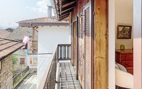 Bluhome: Muur, Venster, Hout, Architectuur, Deur, Huis, Huis, Woongebied, Balkon, Samengesteld Materiaal