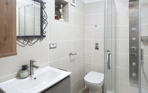Bluhome: Badkamer, Loodgieterswerkinrichting, Wastafel In De Badkamer, Interieur Ontwerp, Wastafel, Flooring, Toilet, Kraan, Spiegel, Verdieping