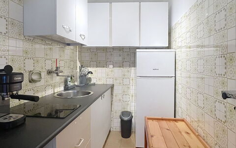 Bluhome: Major Appliance, Flooring, Keuken, Toestel Van De Keuken, Countertop, Verdieping, Interieur Ontwerp, Wastafel, Loodgieterswerkinrichting, Cabinetry
