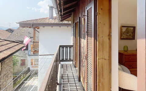 Bluhome: Muur, Hout, Architectuur, Woongebied, Huis, Deur, Veranda, Balkon, Leuning, Baluster