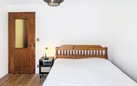Bluhome: Bed, Slaapkamer, Meubilair, Muur, Bedding, Interieur Ontwerp, Hout, Laken, Verdieping, Flooring