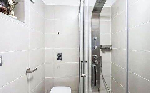 Bluhome: Badkamer, Loodgieterswerkinrichting, Flooring, Interieur Ontwerp, Verdieping, Douchekop, Douche, Loodgieter, Toilet, Tegel
