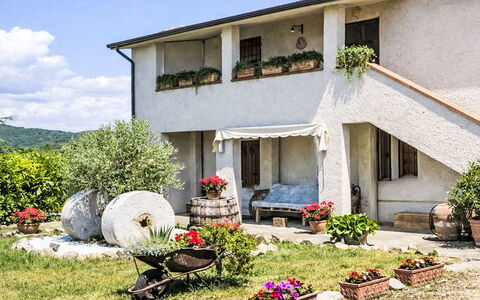 Il Mulinetto: Struik, Huis, Huis, Tuin, Verblijf, Deur, Bloempot, Landscaping, Werf