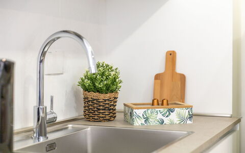 Suite Sinfonia Blu: Loodgieterswerkinrichting, Keuken, Gootsteen, Countertop, Wastafel, Kraan, Bloempot, Tableware, Loodgieter, Interieur Ontwerp