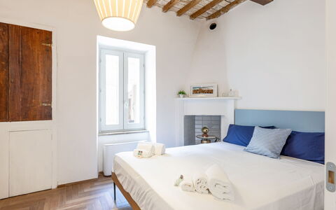 Suite Sinfonia Blu: Muur, Hout, Slaapkamer, Interieur Ontwerp, Meubilair, Flooring, Verdieping, Bed, Huis, Laken