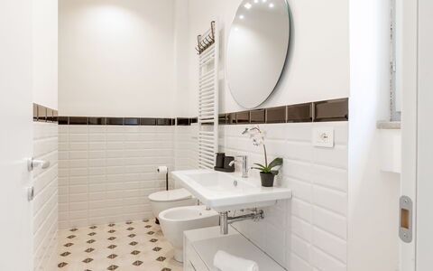 Suite Sinfonia Oro: Flooring, Interieur Ontwerp, Verdieping, Loodgieterswerkinrichting, Badkamer, Tegel, Loodgieter, Kraan, Wastafel, Toilet