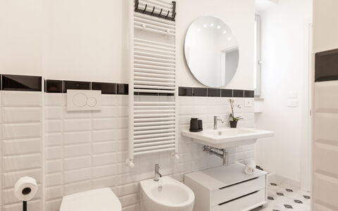 Suite Sinfonia Oro: Flooring, Interieur Ontwerp, Verdieping, Loodgieterswerkinrichting, Toilet, Badkamer, Wastafel, Wc Bril, Wastafel In De Badkamer, Kraan