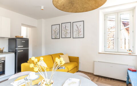 Suite Sinfonia Oro: Meubilair, Interieur Ontwerp, Verdieping, Flooring, Muur, Kamer, Hout, Plafond, Geel, Bankstel