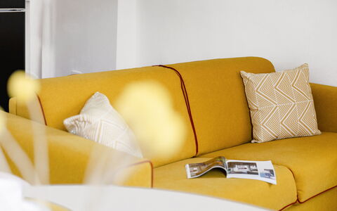 Suite Sinfonia Oro: Meubilair, Bankstel, Interieur Ontwerp, Geel, Flooring, Kussen, Woonkamer, Verdieping, Textiel, Kussen Gooien