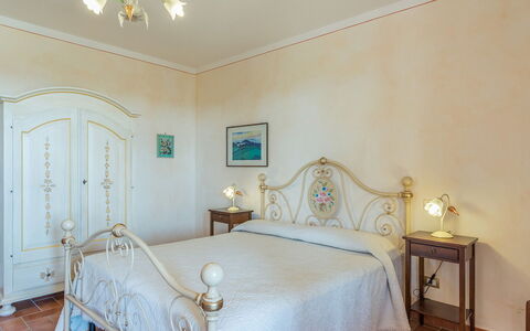 Poderina dei Poggi 12: Meubilair, Slaapkamer, Interieur Ontwerp, Bed, Laken, Verdieping, Flooring, Plafond, Bedding, Bed Frame