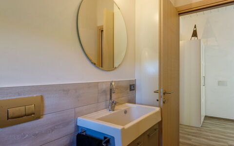 Villa Mia 6: Flooring, Verdieping, Muur, Interieur Ontwerp, Wastafel In De Badkamer, Hout, Loodgieterswerkinrichting, Wastafel, Badkamer, Spiegel