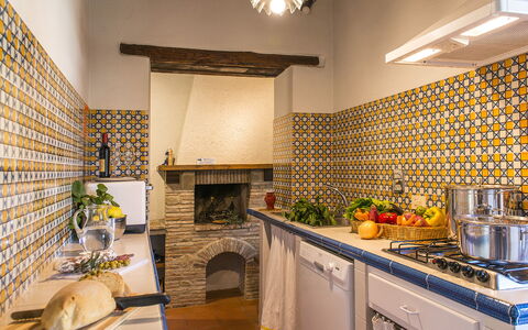 Casa Torrione 14: Geel, Interieur Ontwerp, Flooring, Tegel, Keuken, Verdieping, Kamer, Plafond, Fornuis, Countertop