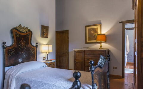 Casa Torrione 14: Meubilair, Slaapkamer, Flooring, Bed, Interieur Ontwerp, Lade, Bed Frame, Laken, Nachtkastje, Verdieping