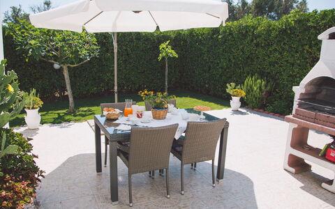 Villa Ferradina 4+2: Meubilair, Buitenmeubels, Tuin, Stoel, Buitentafel, Paraplu, Schaduw, Bloempot, Patio, Backyard