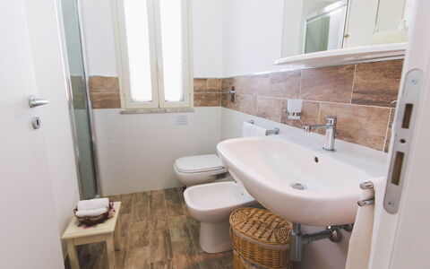 Villa Ferradina 4+2: Flooring, Loodgieterswerkinrichting, Verdieping, Wc Bril, Badkamer, Toilet, Wastafel, Interieur Ontwerp, Loodgieter, Kraan