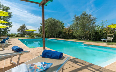 Podere Calcheto 14: Blauw, Zwembad, Toevlucht, Buitenmeubels, Ligstoel, Tuin, Eco Hotel, Landgoed, Landscaping, Schaduw