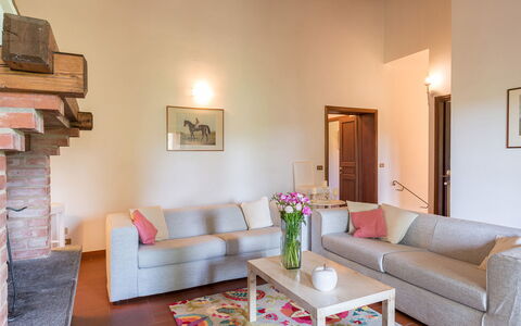 Podere Calcheto 14: Meubilair, Interieur Ontwerp, Flooring, Muur, Verdieping, Bankstel, Hout, Kamer, Woonkamer, Plafond