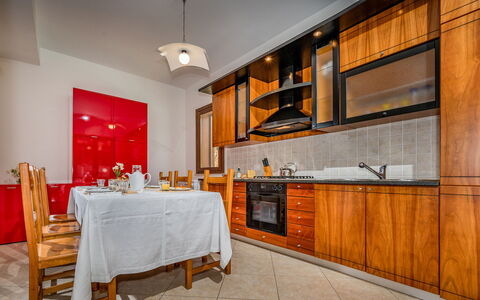 Villa delle Sirene 6: Flooring, Hout, Interieur Ontwerp, Verdieping, Keuken, Plafond, Kamer, Cabinetry, Verlichting, Major Appliance